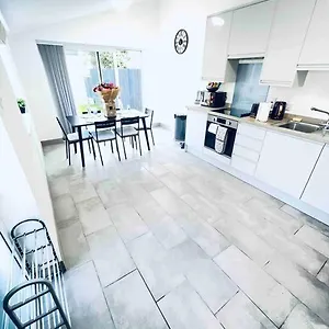 2 Bedroom Modern House In Centre Cambridge (Cambridgeshire)